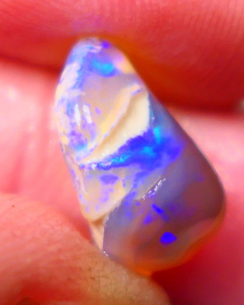 Lightning Ridge Rough knobby fresh from the wash 3.95cts Displaying Bright blue fires small size of 14x8x7mm Auction120